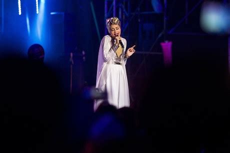  Le Concert Scintillant de Yuna Zarai: Une Nuit Mémorable à Kuala Lumpur!